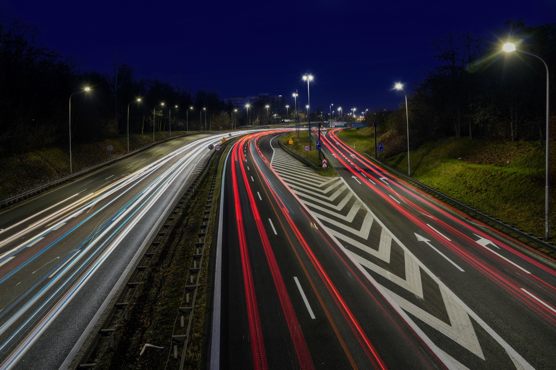 Circulación nocturna en una autopista
