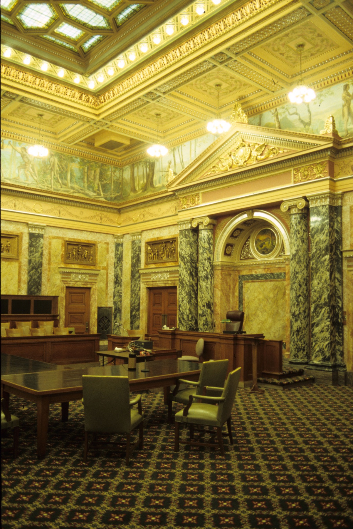 Interior de una sala de justicia